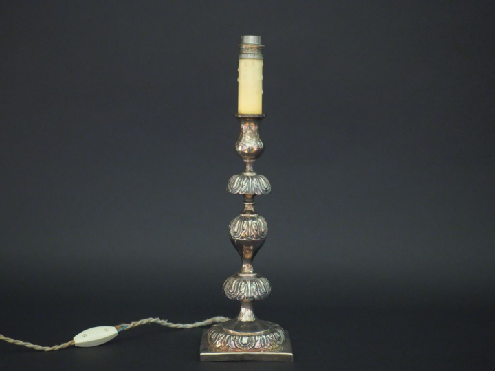 Bougeoir en argent étranger, à décor de feuillage et godrons.  Monté à