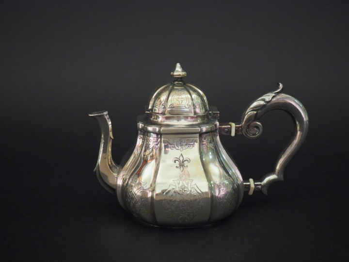 Petite théière à fond plat en argent étranger, à décor gravé d'entrela