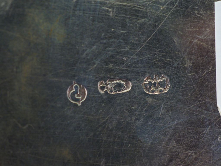 Petite théière à fond plat en argent étranger, à décor gravé d'entrela