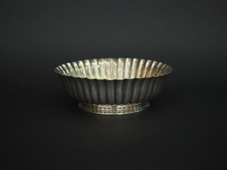 Vente aux enchères Petite coupe sur piédouche de forme évasée en argent 800, à décor de g