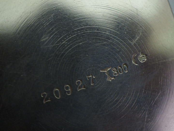 Petite coupe sur piédouche de forme évasée en argent 800, à décor de g