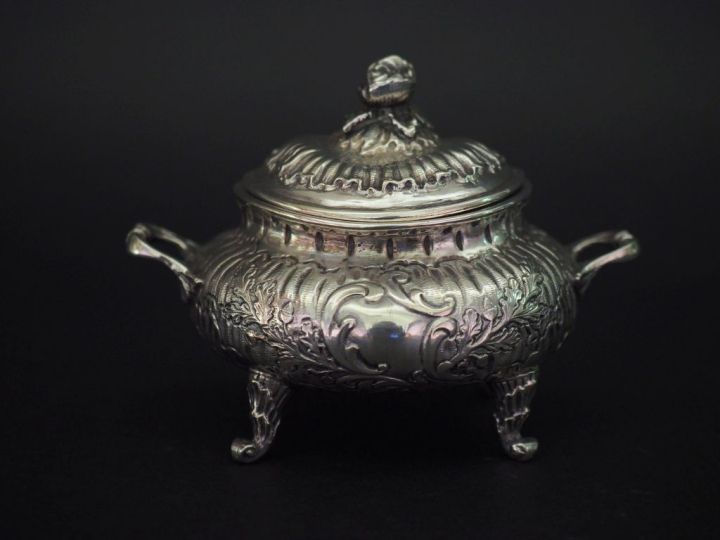 Petit sucrier Louis XV en argent, à décor de feuillage et rinceaux.  R