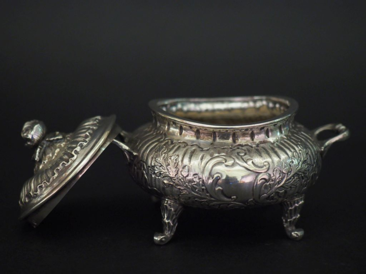 Petit sucrier Louis XV en argent, à décor de feuillage et rinceaux.  R