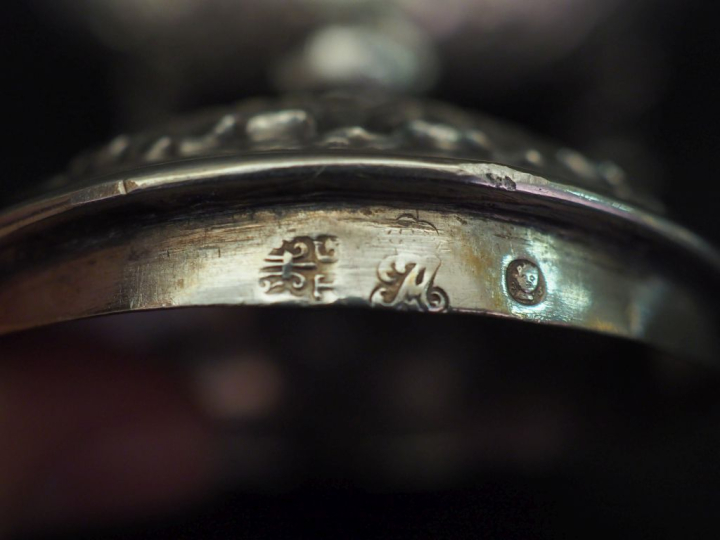 Petit sucrier Louis XV en argent, à décor de feuillage et rinceaux.  R