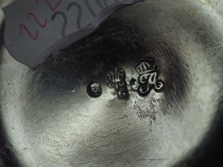 Petit sucrier Louis XV en argent, à décor de feuillage et rinceaux.  R