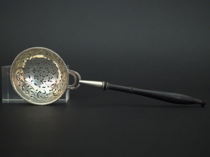 Cuillère à saupoudrer fin XVIIIème - début XIXème en argent.  Manche e