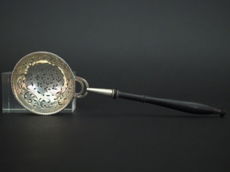 Vente aux enchères Cuillère à saupoudrer fin XVIIIème - début XIXème en argent.  Manche e