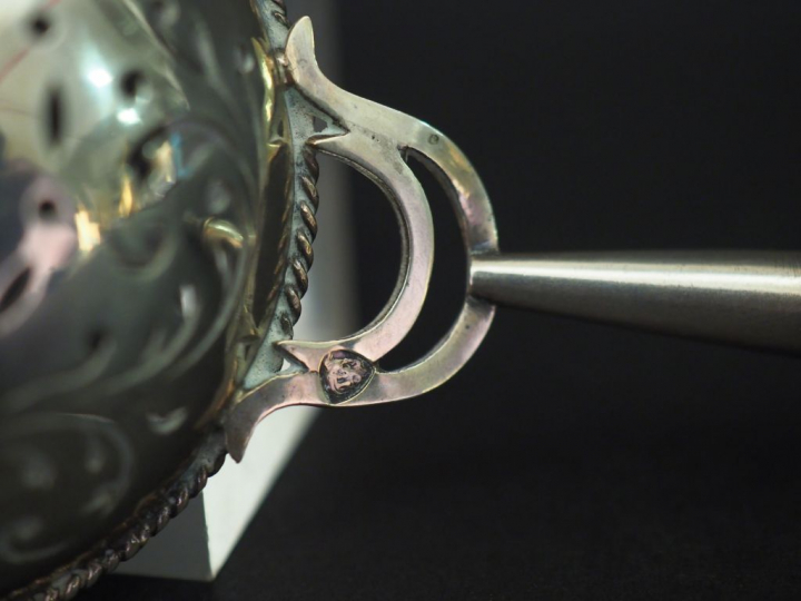 Cuillère à saupoudrer fin XVIIIème - début XIXème en argent.  Manche e