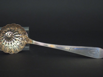 Vente aux enchères Cuillère à saupoudrer en argent, poinçon au Coq, à décor de blason mon