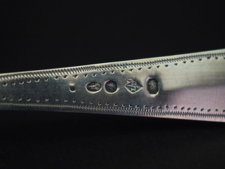 Cuillère à saupoudrer en argent, poinçon au Coq, à décor de blason mon