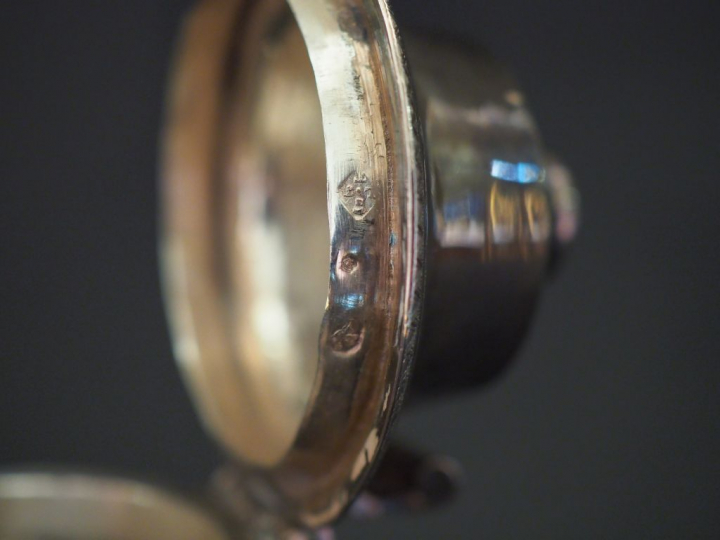 	Verseuse tripode de style Louis XV en argent, poinçon au Coq.  Bec ve