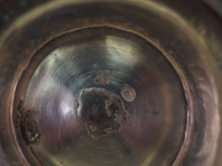 	Verseuse tripode de style Louis XV en argent, poinçon au Coq.  Bec ve