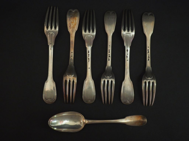 Ensemble comprenant cinq fourchettes et une cuillère en argent XVIIIèm