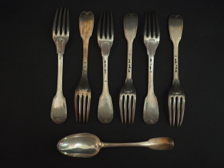 Vente aux enchères Ensemble comprenant cinq fourchettes et une cuillère en argent XVIIIèm