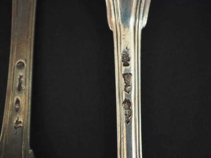 Ensemble comprenant cinq fourchettes et une cuillère en argent XVIIIèm