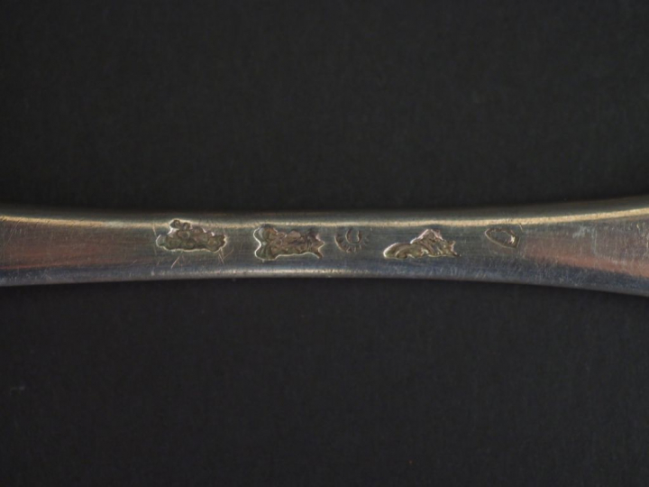 Ensemble comprenant cinq fourchettes et une cuillère en argent XVIIIèm