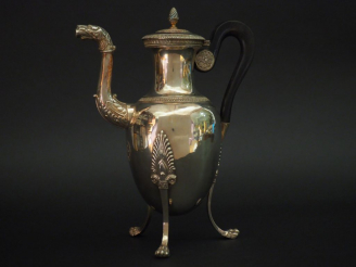 Vente aux enchères Verseuse tripode Restauration de style Empire en argent, poinçon Vieil
