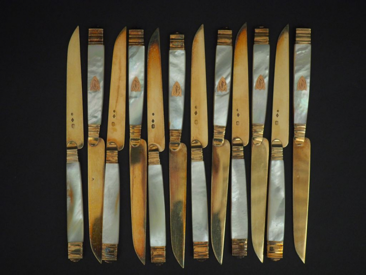 Suite de douze couteaux à fruit Restauration lame en vermeil, poinçon 