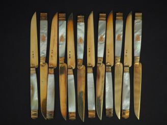 Vente aux enchères Suite de douze couteaux à fruit Restauration lame en vermeil, poinçon 