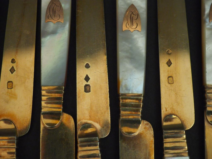 Suite de douze couteaux à fruit Restauration lame en vermeil, poinçon 