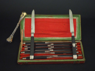 Vente aux enchères Ensemble comprenant :  - une suite de trois couteaux à fruit, lame arg