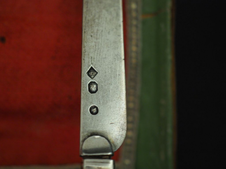 Ensemble comprenant :  - une suite de trois couteaux à fruit, lame arg