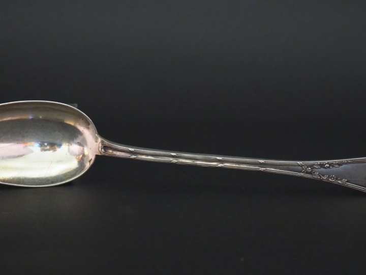 Cuillère à ragoût de style Louis XVI en argent, poinçon Minerve, à déc