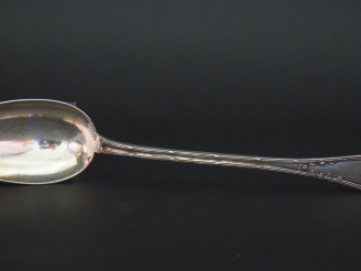 Vente aux enchères Cuillère à ragoût de style Louis XVI en argent, poinçon Minerve, à déc