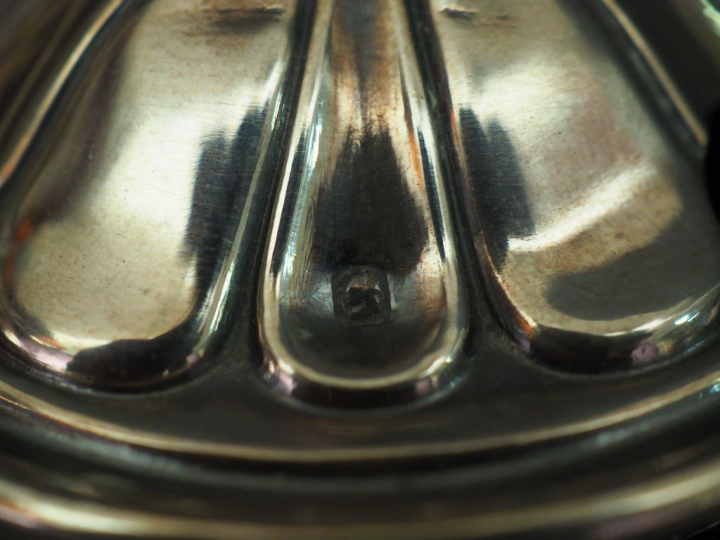 Moutardier Napoléon III de style rocaille en argent, poinçon Minerve, 