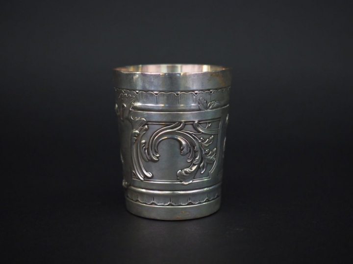 	Timbale de style rocaille en argent, poinçon Minerve, à décor de fris