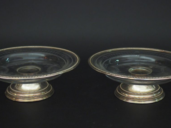 Paire de coupes sur talon Napoléon III de style Louis XVI en cristal g