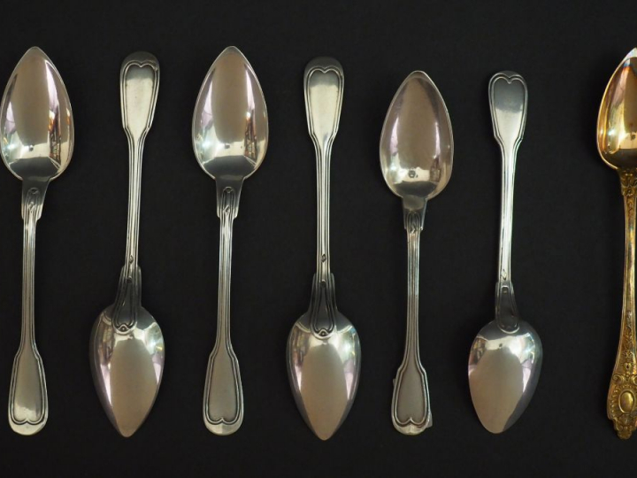 Suite de six cuillères à dessert en argent, poinçon Minerve, modèle à 