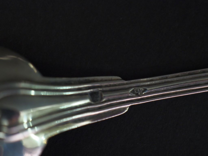 Suite de six cuillères à dessert en argent, poinçon Minerve, modèle à 