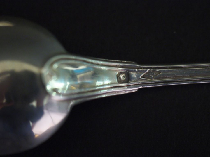 Suite de six cuillères à dessert en argent, poinçon Minerve, modèle à 