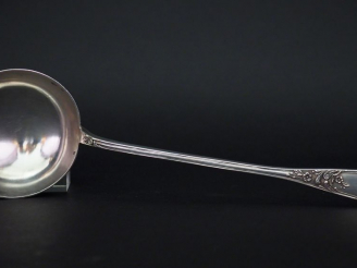 Vente aux enchères 	Louche Napoléon III de style Louis XV en argent, poinçon Minerve, à d
