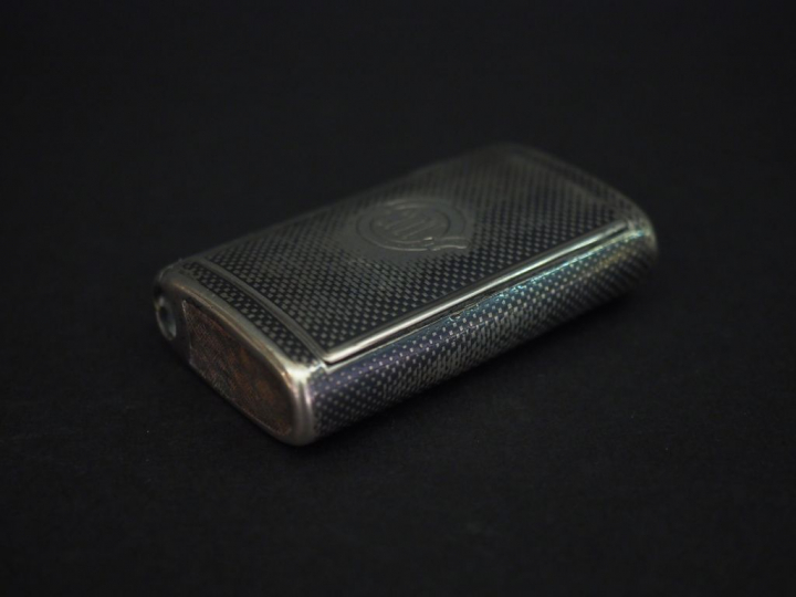 Boite à pilules rectangulaire en argent, à décor niellé de cubes et de