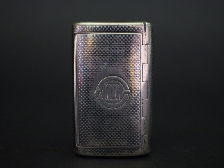 Boite à pilules rectangulaire en argent, à décor niellé de cubes et de