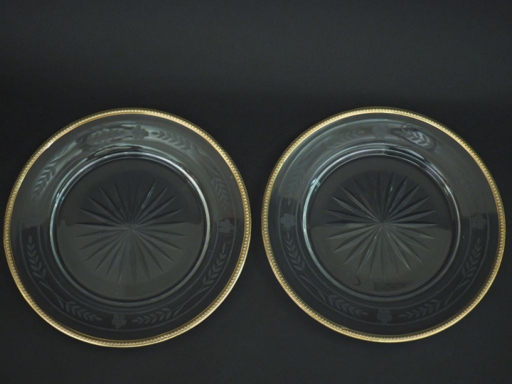 Paire d'assiettes en cristal gravé de branchage et de fleurs et argent
