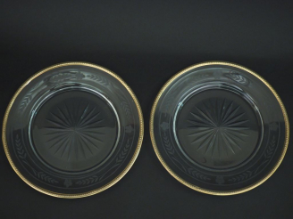 Vente aux enchères Paire d'assiettes en cristal gravé de branchage et de fleurs et argent