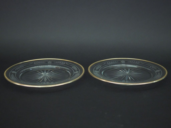 Paire d'assiettes en cristal gravé de branchage et de fleurs et argent