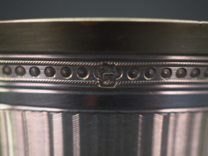 Timbale de forme tulipe de style Louis XVI en argent, poinçon Minerve,