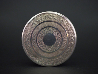 Vente aux enchères Boite ronde de style Louis XVI en argent, poinçon Minerve, à décor de 