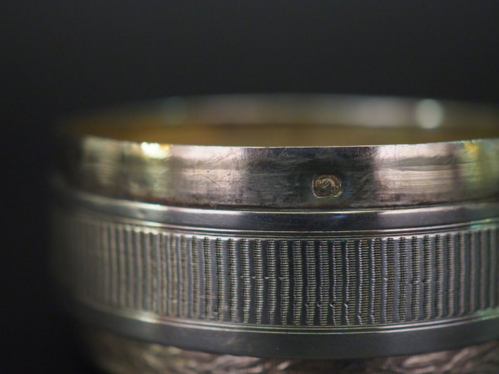 Boite ronde de style Louis XVI en argent, poinçon Minerve, à décor de 