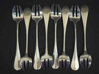 Vente aux enchères Suite de huit fourchettes à huitre en argent, poinçon Minerve. Monogra