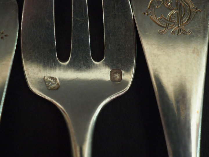 Suite de huit fourchettes à huitre en argent, poinçon Minerve. Monogra