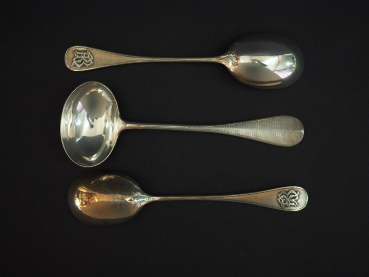 Louche à crème et une paire de cuillères à servir en argent, poinçon M
