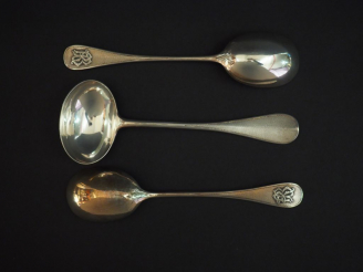 Vente aux enchères Louche à crème et une paire de cuillères à servir en argent, poinçon M