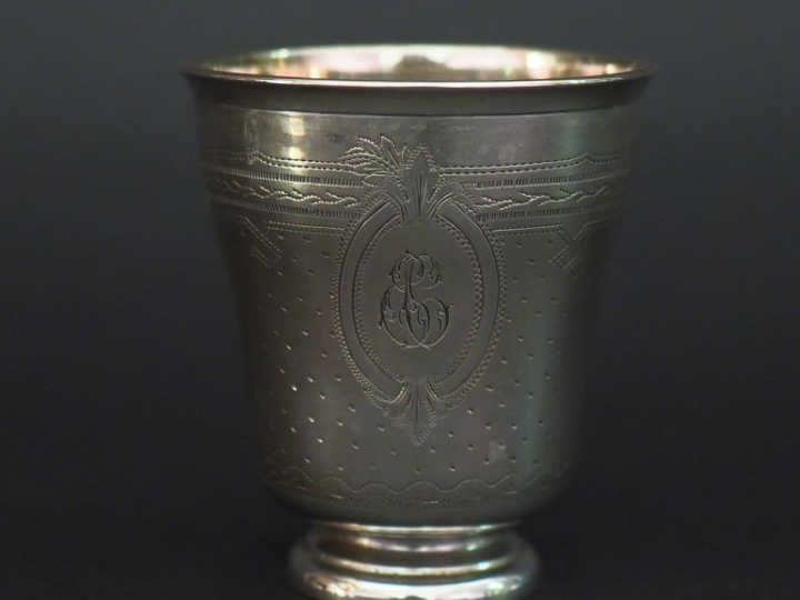 Timbale sur piédouche en argent, poinçon Minerve, à décor de semi de p