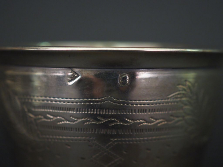 Timbale sur piédouche en argent, poinçon Minerve, à décor de semi de p