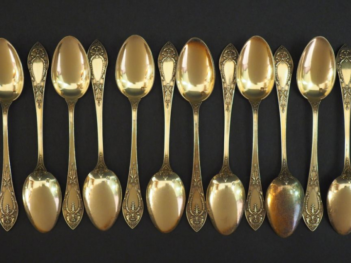 Suite de douze petites cuillères en vermeil, poinçon Minerve, à décor 